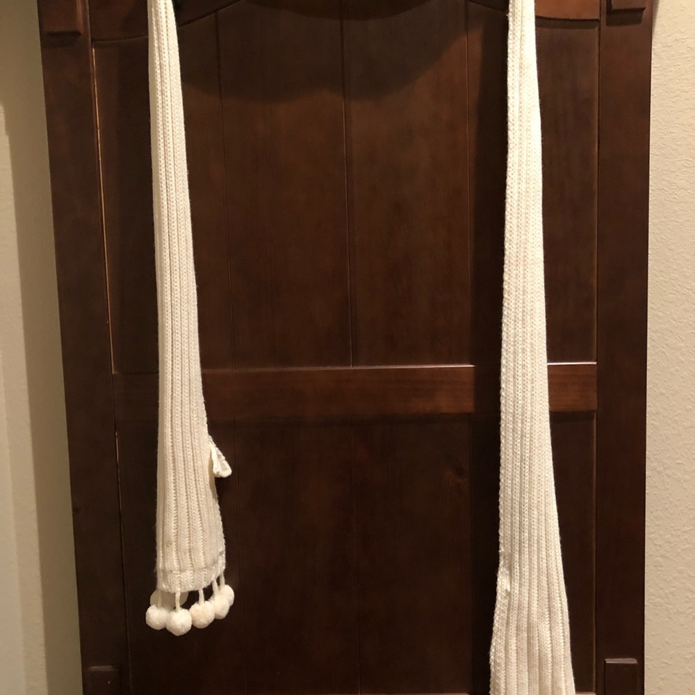 Bath & Body Works cream colored knit scarf